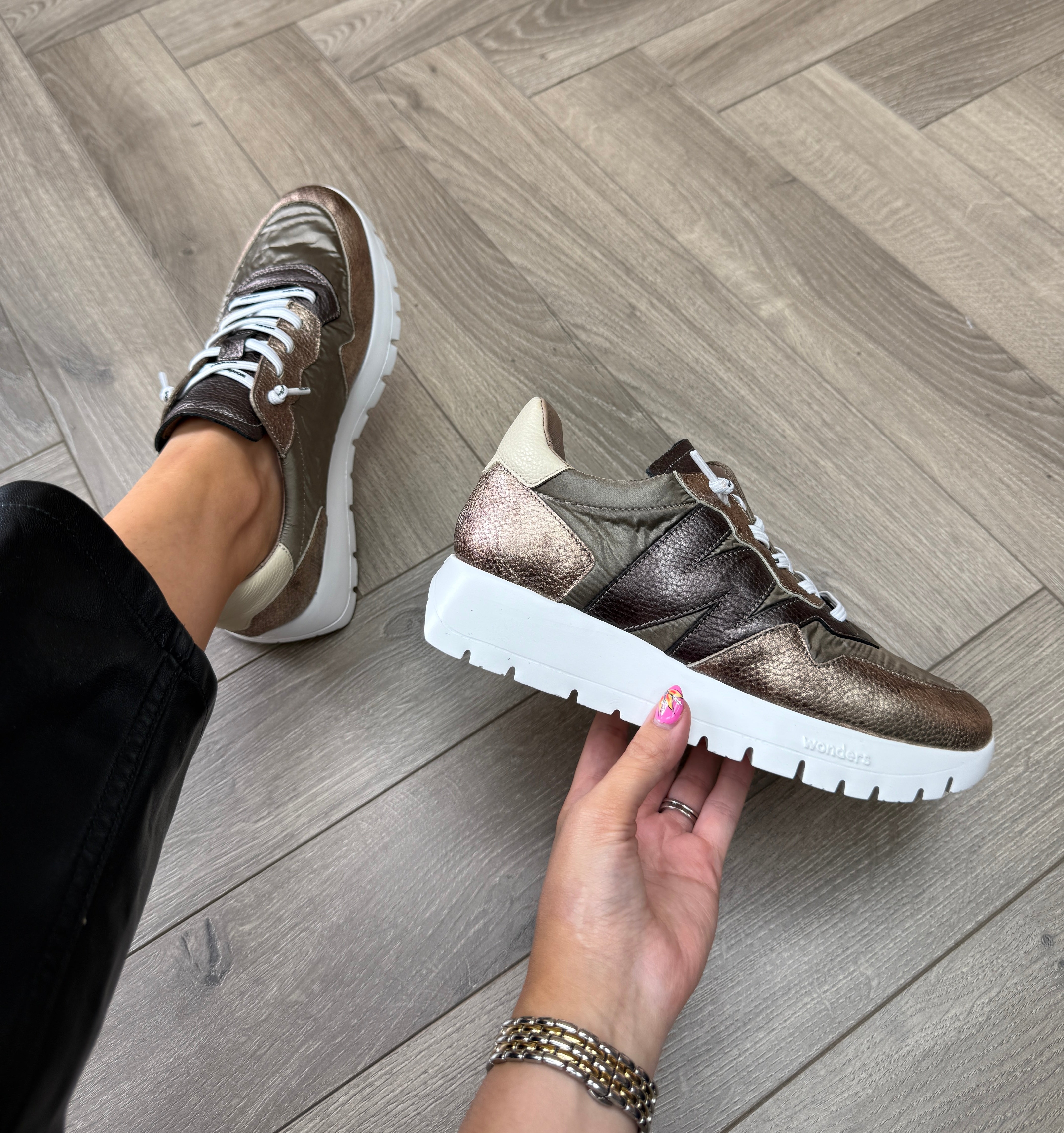 brunt harmony 25 ブラック Wonders (AW25) A-2491 Elevated Trainer With Metallic Trim - Oro