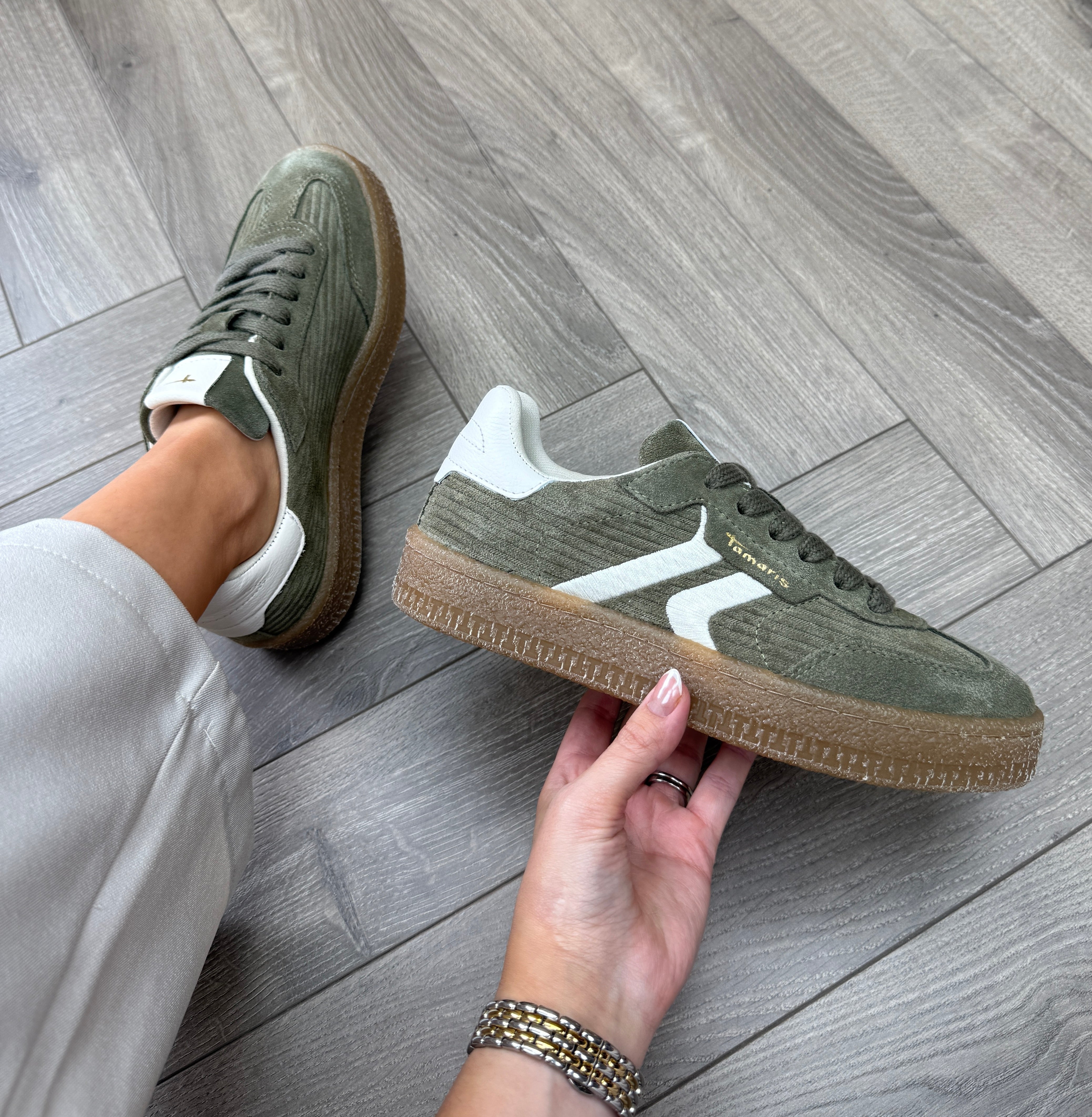 BEC5C781-4943-45F0-89D2-