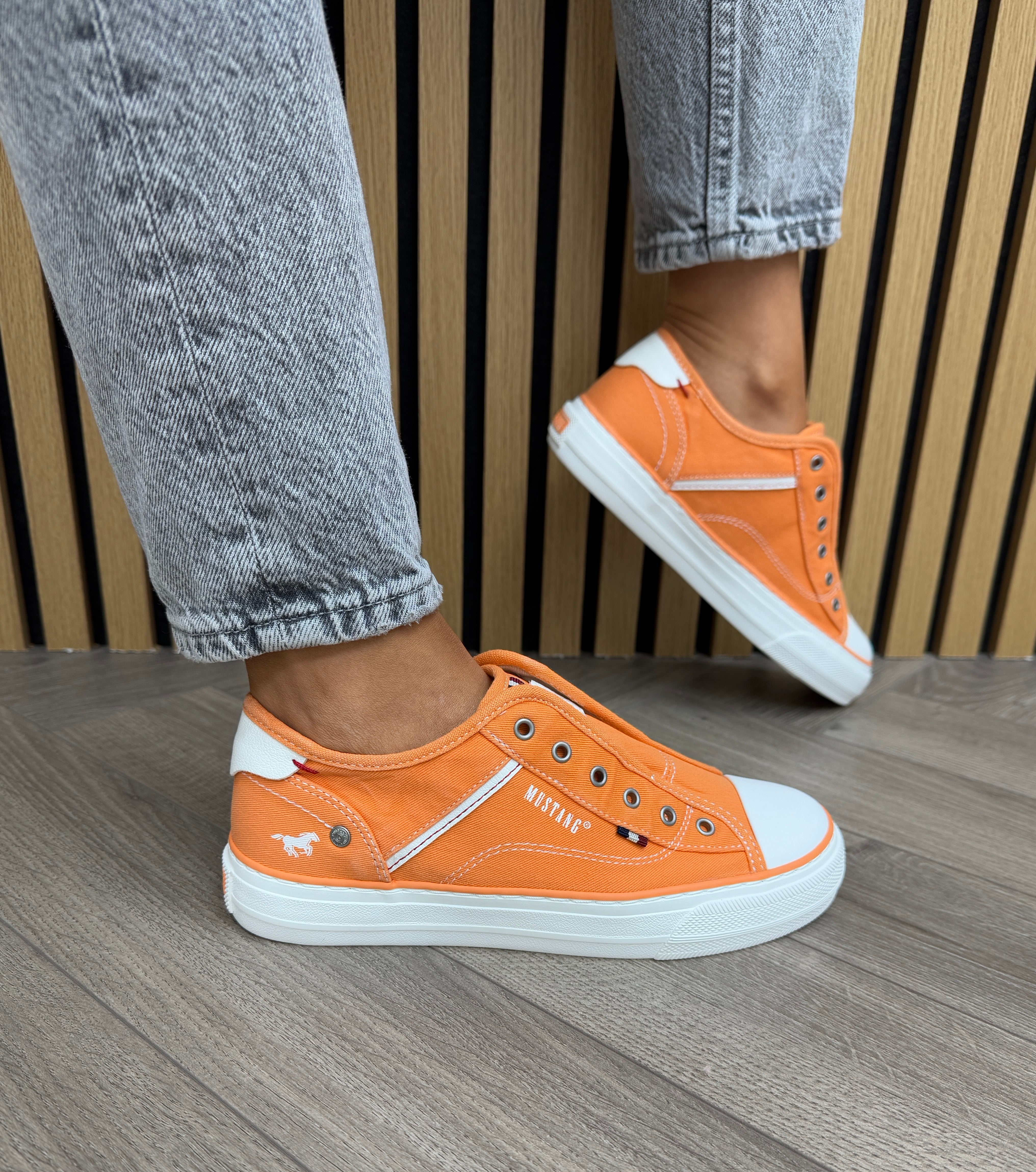 S Oliver Mustang Ladies Trainers Mustang Slip On Canvas Trainer