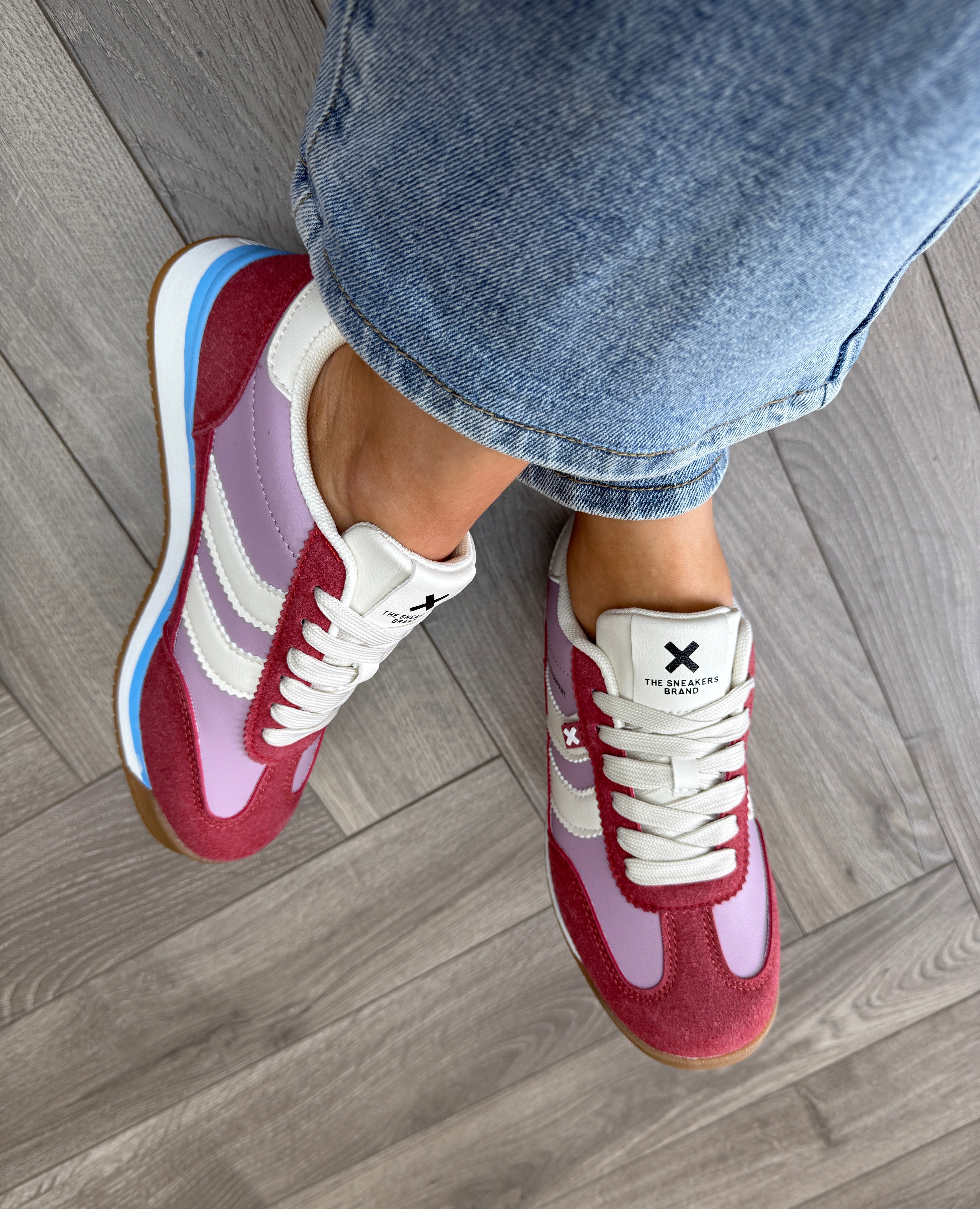 XTI 144587 Trainer With Blue Trim & White Stripes - Z.C.