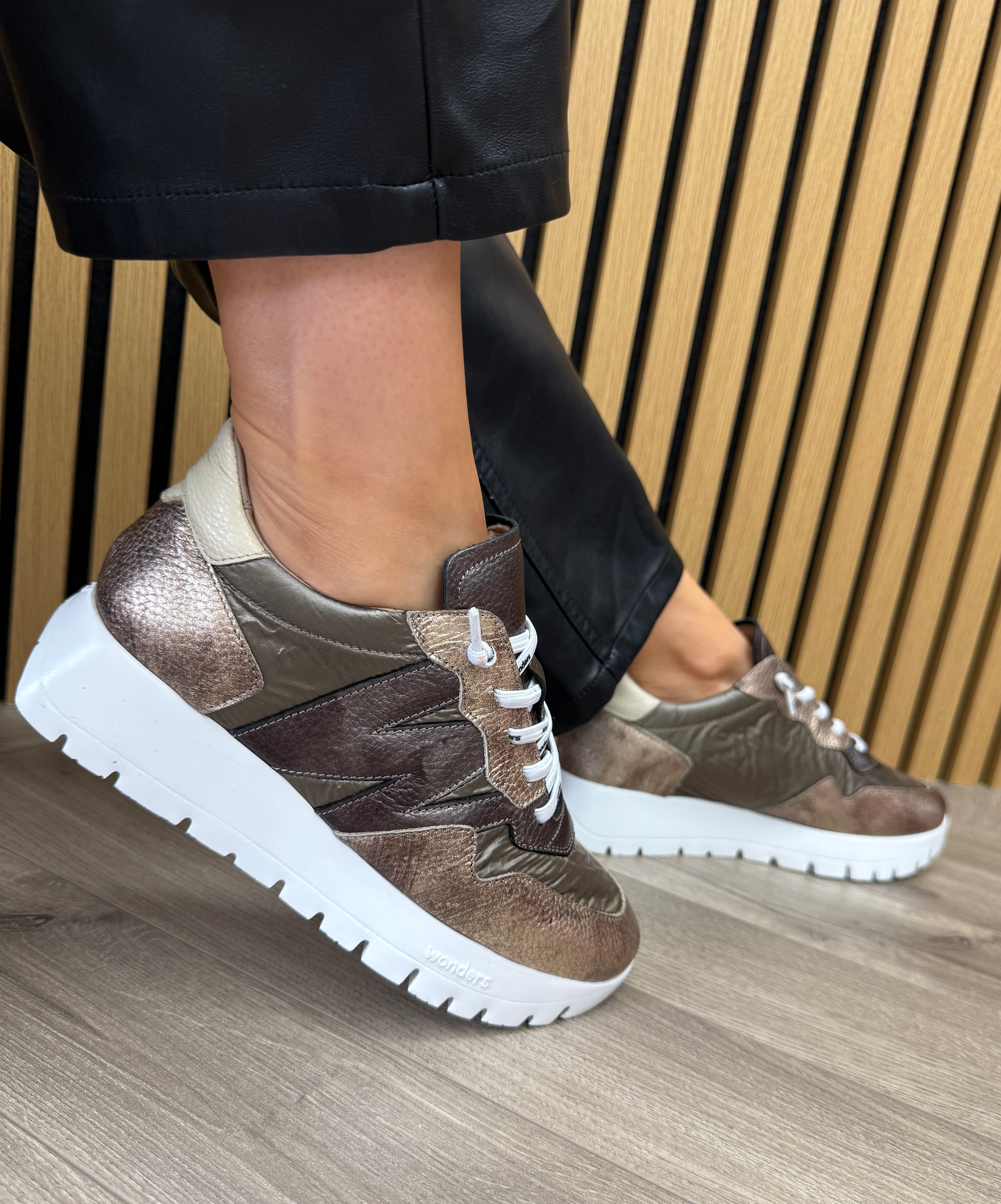Wonders (AW25) A-2491 Elevated Trainer With Metallic Trim - Oro
