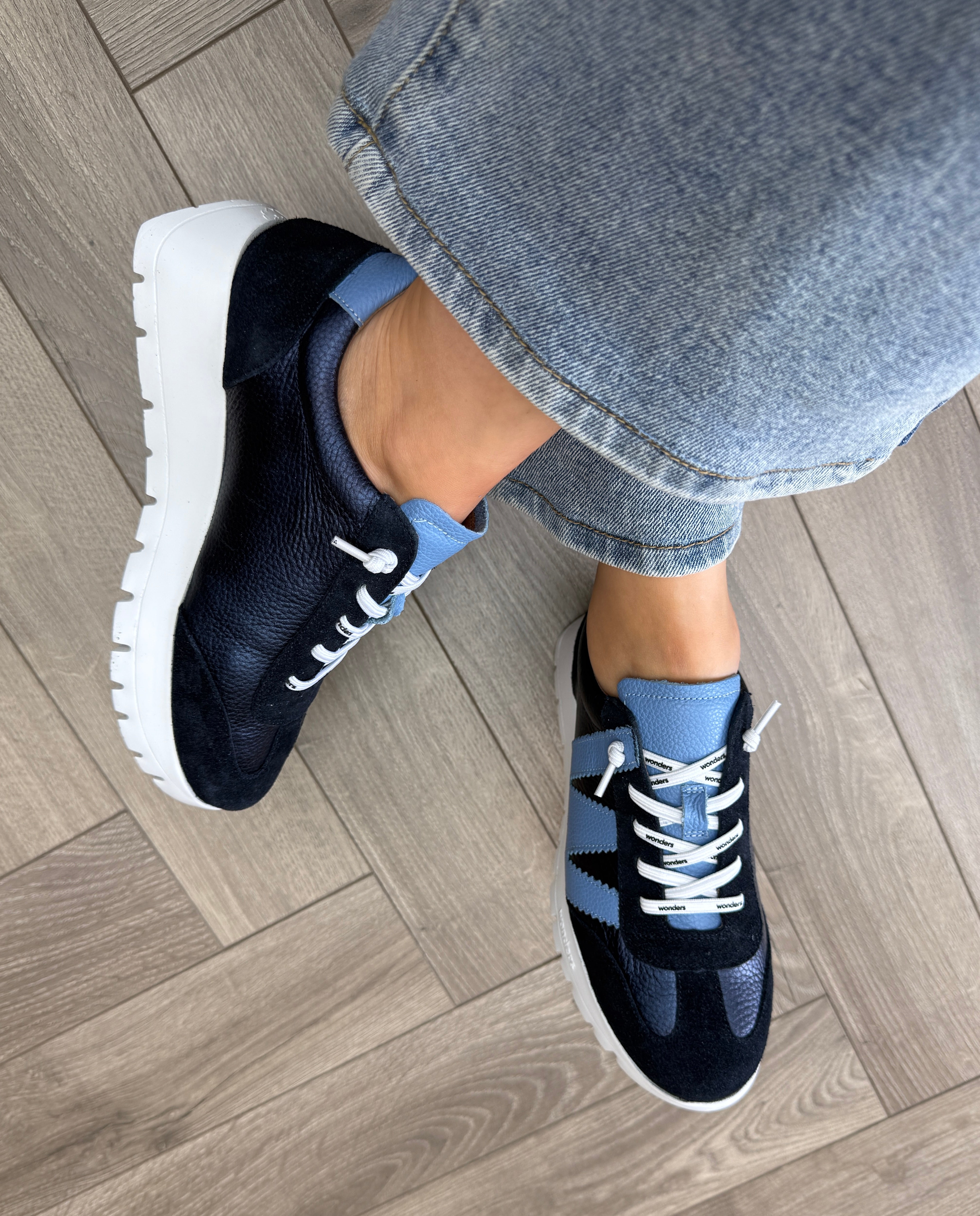 Wonders (AW25) A-2476 Elevated Trainer With Blue Trim - Noche