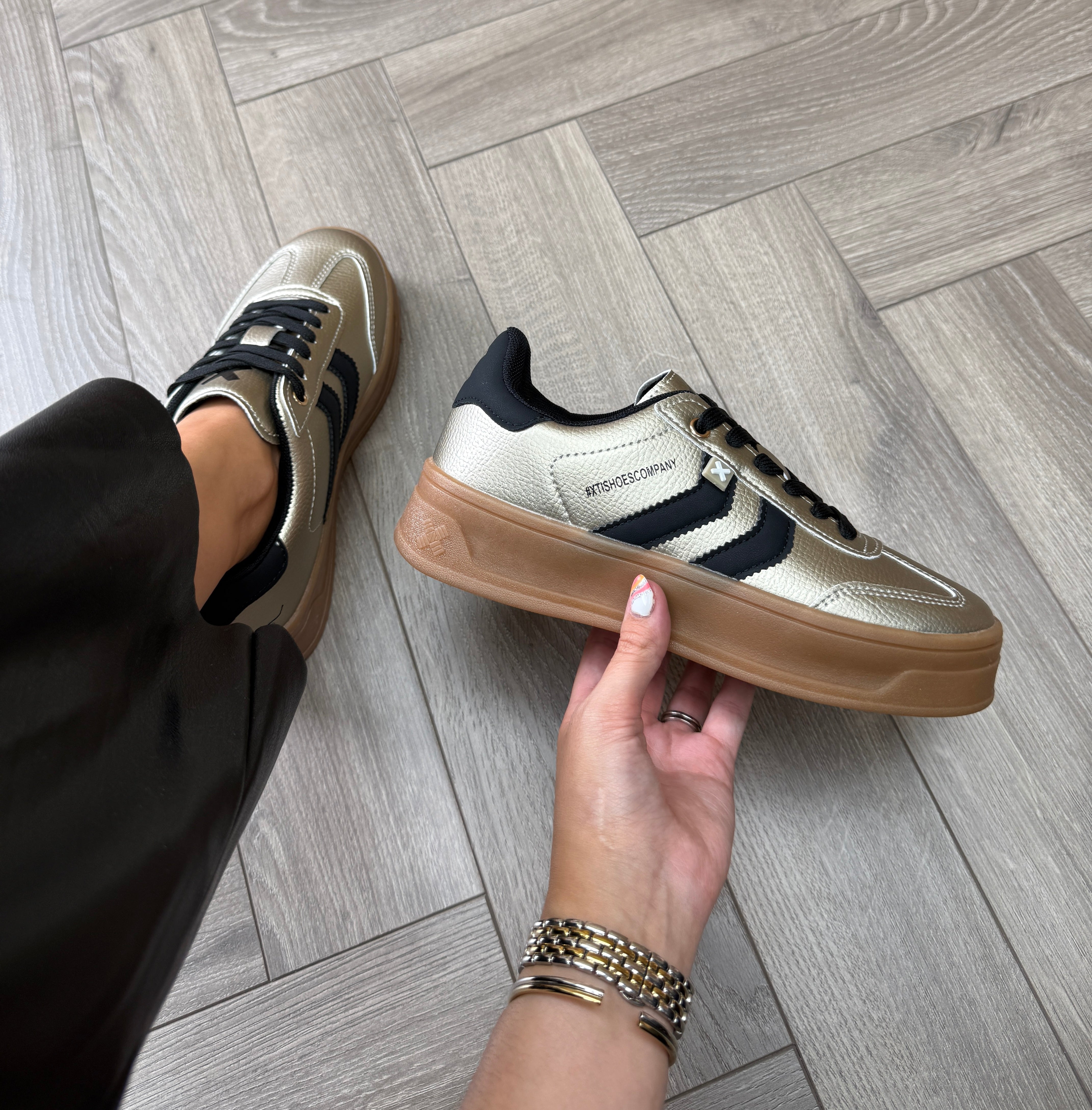 XTI 144585 Platform Gum Sole Metallic Trainer - Z.C.Oro