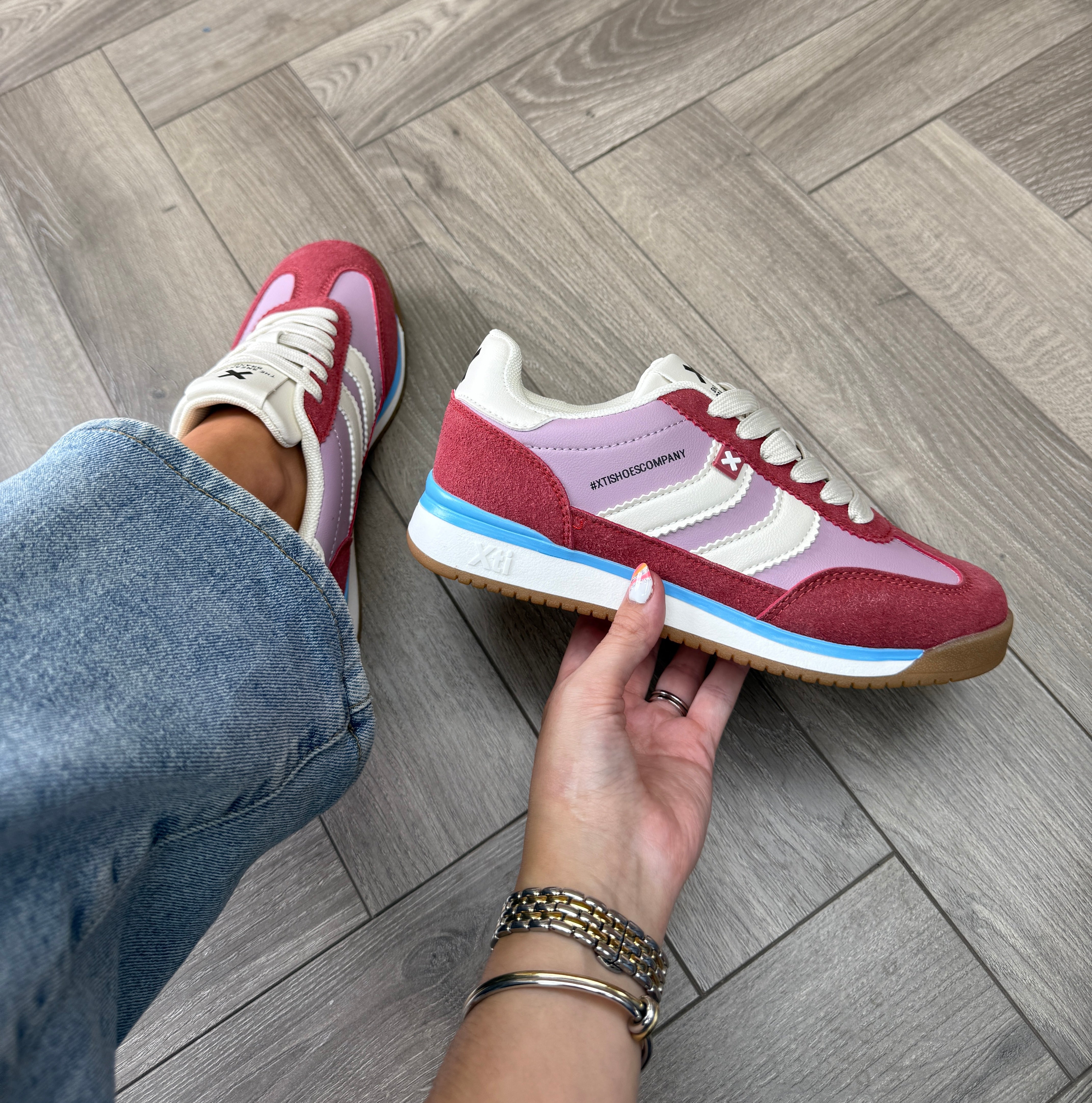 onレディーススニーカー XTI 144587 Trainer With Blue Trim & White Stripes - Z.C.