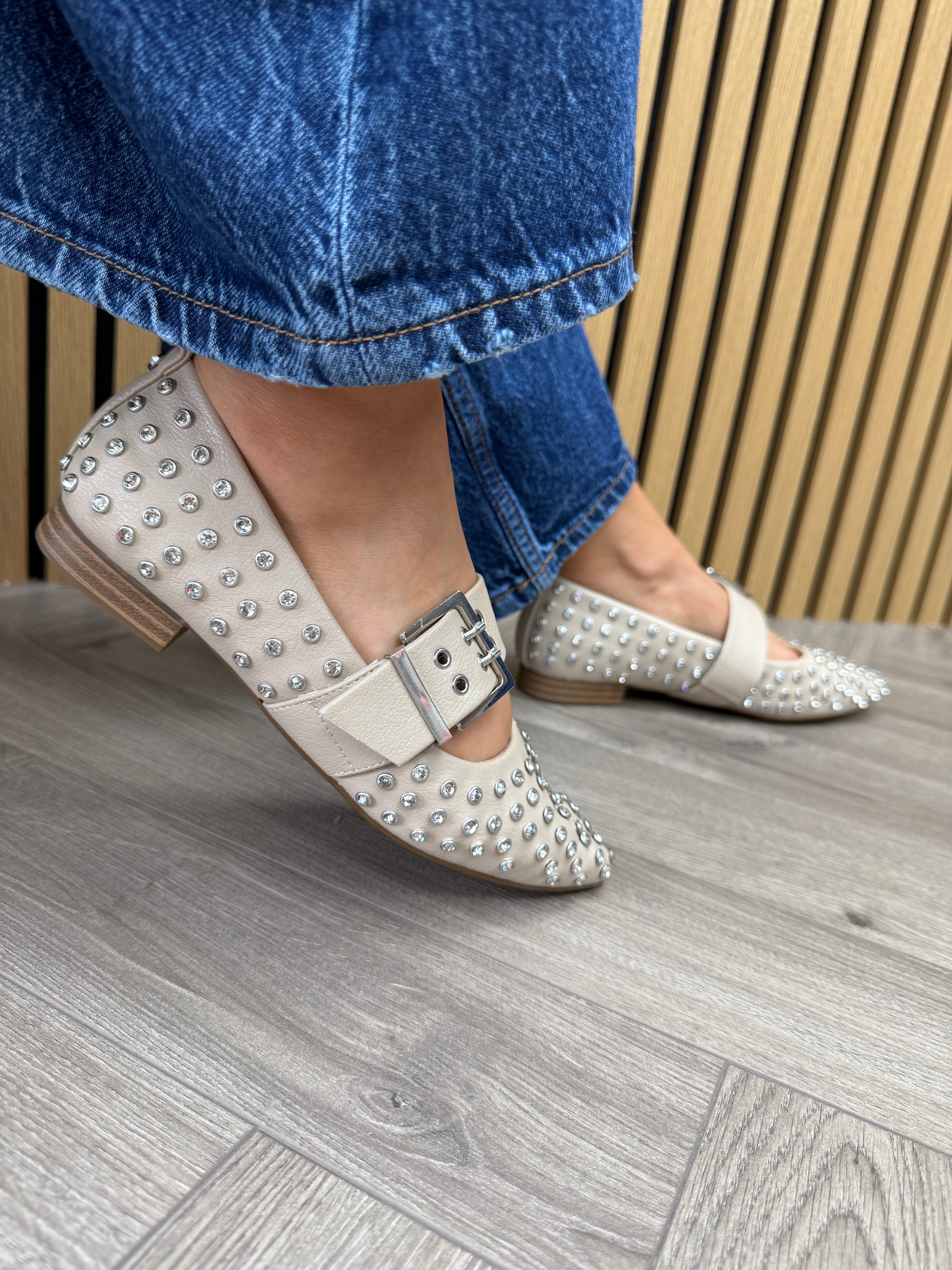 ファム XTI (AW25) 144264 Pump With Diamanté Studs and Buckle - Z.C