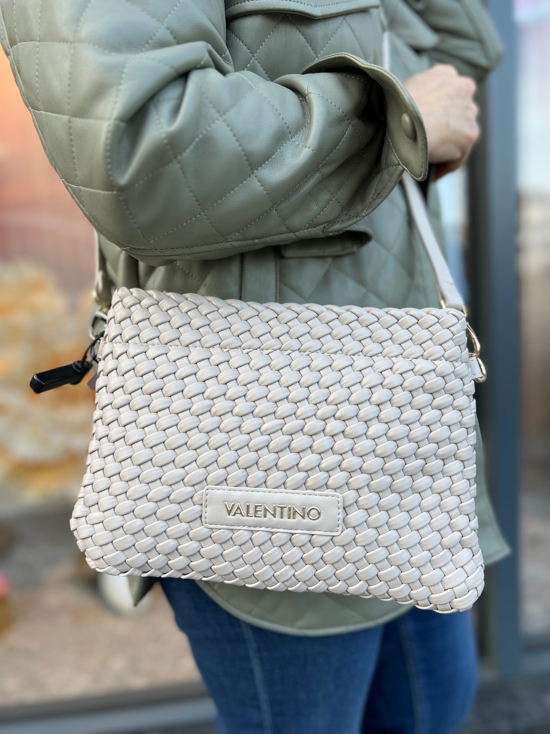 新作【VALENTINO BAGS】ロゴ Shantel ハンドバッグ Valentino shantel woven large slouch shoulder bag in cream